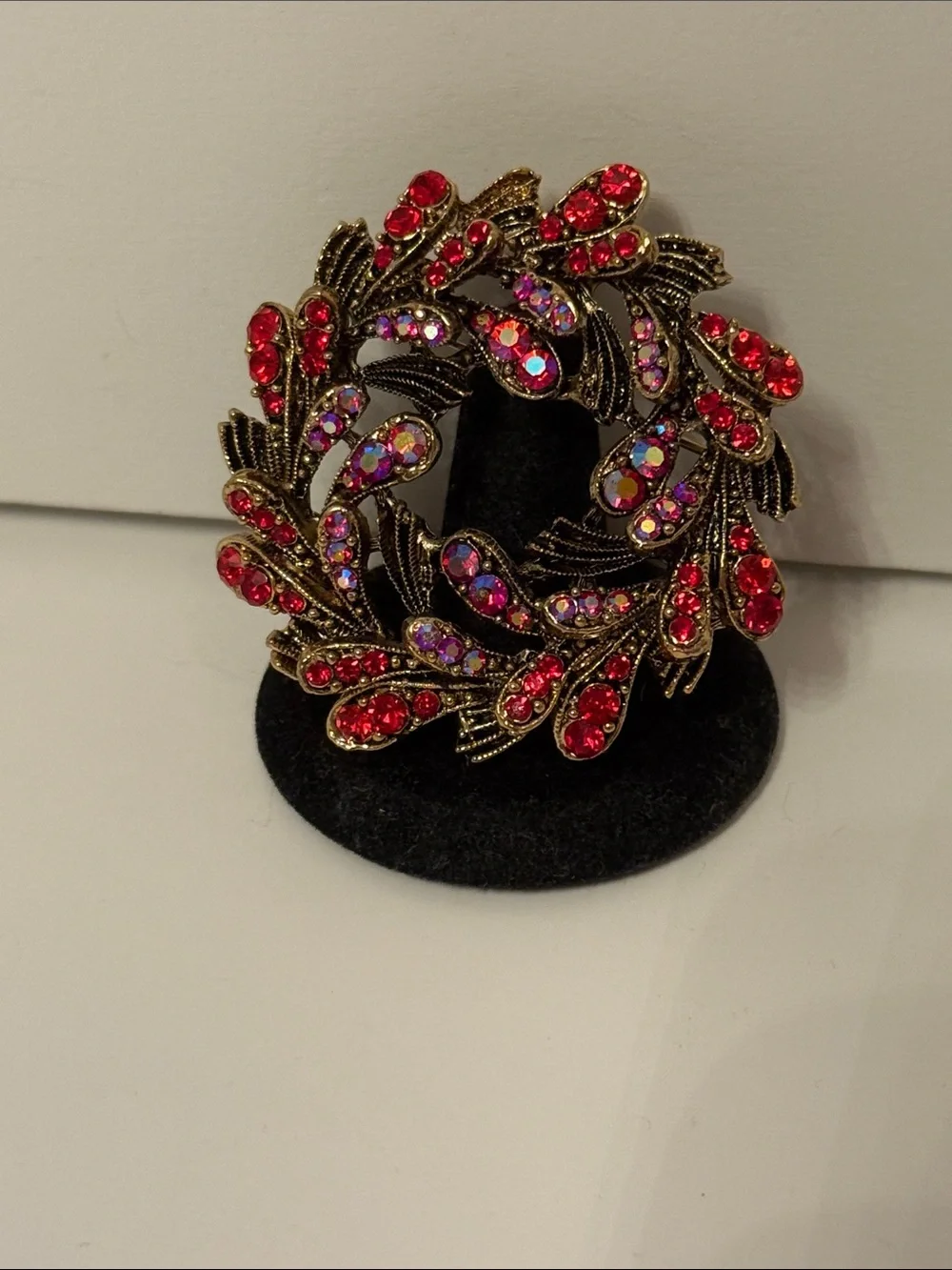 VINTAGE BROOCH PENDANT DARK BRUSHED GOLD RED & IRIDESCENT AB RHINESTONES WREATH